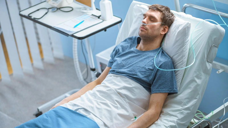 пациент лежит в стационаре для снятия ломки